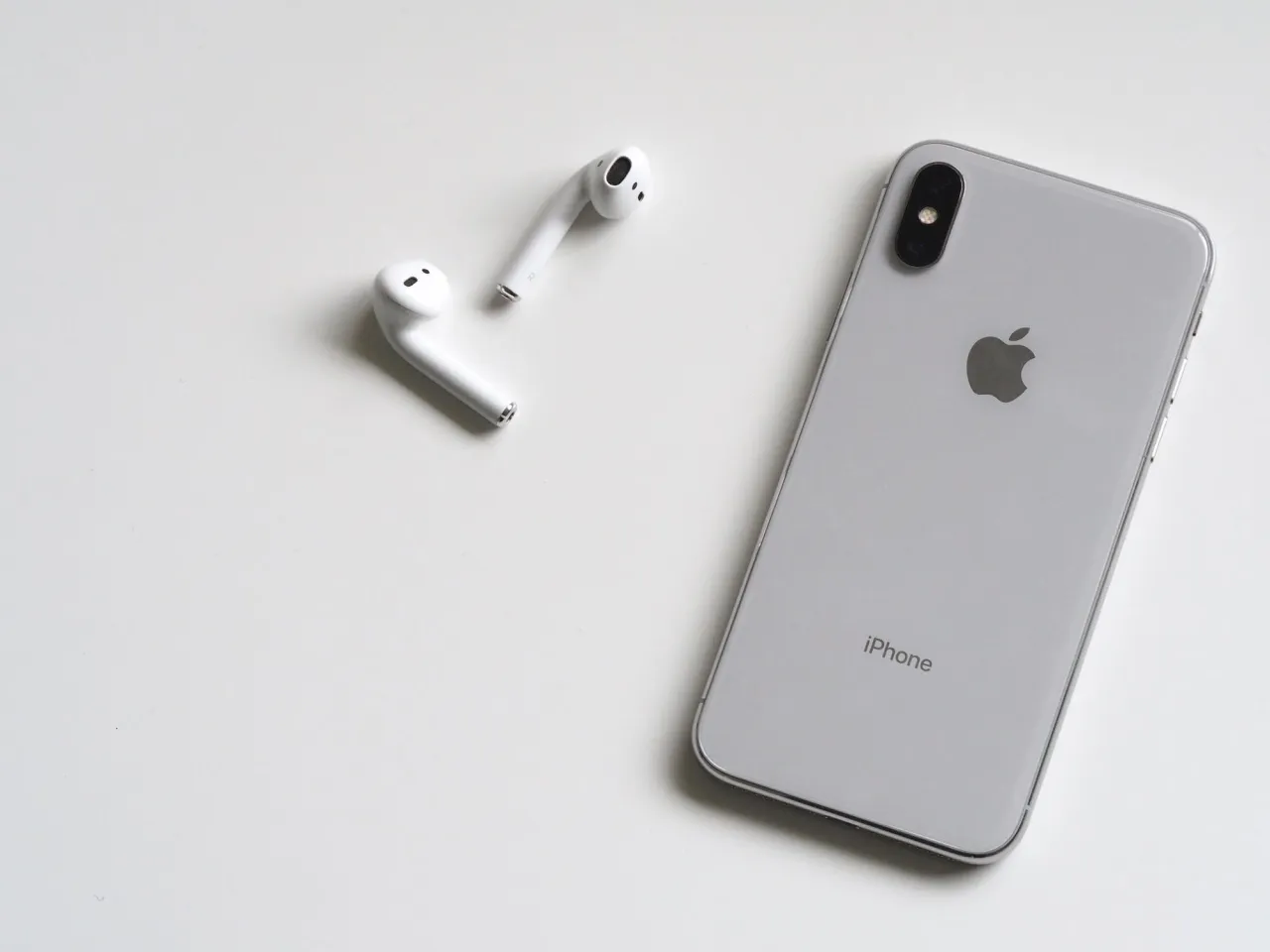 Hogyan csatlakoztassunk egy Airpods Pro fülhallgatót két telefonhoz?