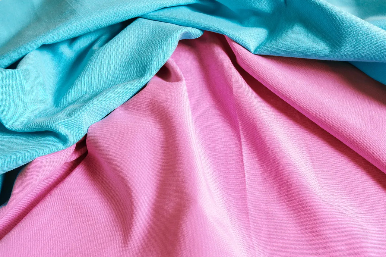 Polyester je vyrábaný z ropy a často obsahuje toxické chemikálie