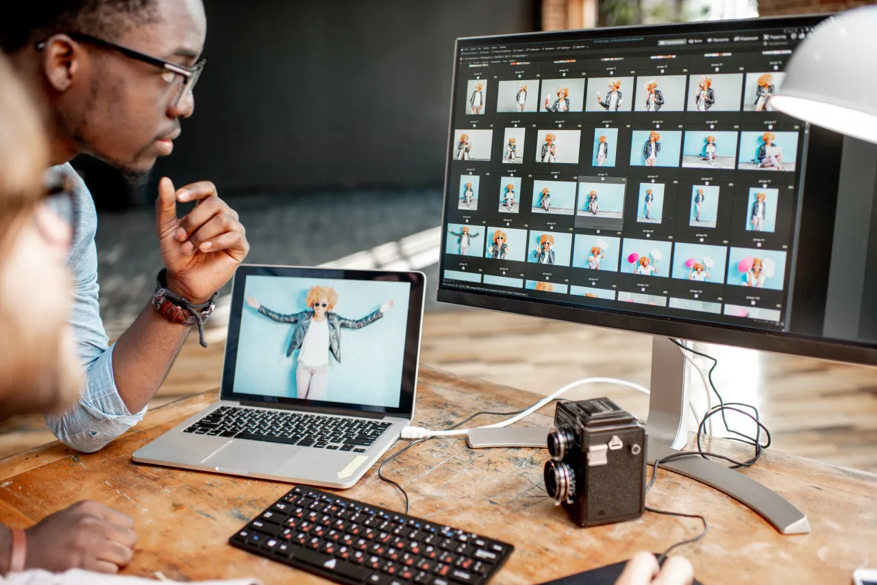 Pripojenie viacerých monitorov k notebooku môže výrazne zlepšiť produktivitu