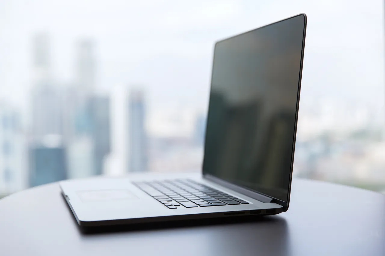 Notebook se nepřebíjí, pokud ho necháte neustále v zásuvce