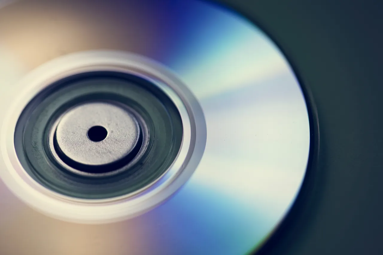I když přímé přehrání Blu-ray disku na DVD přehrávači není možné, existuje několik řešení, jak si obsah přesto užít