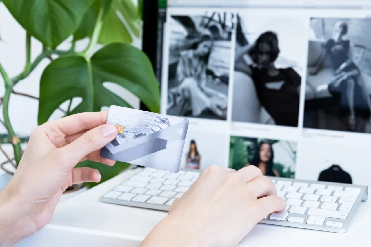 Placení kartou online je proces, při kterém zadáváte údaje ze své platební karty na platební bráně e-shopu