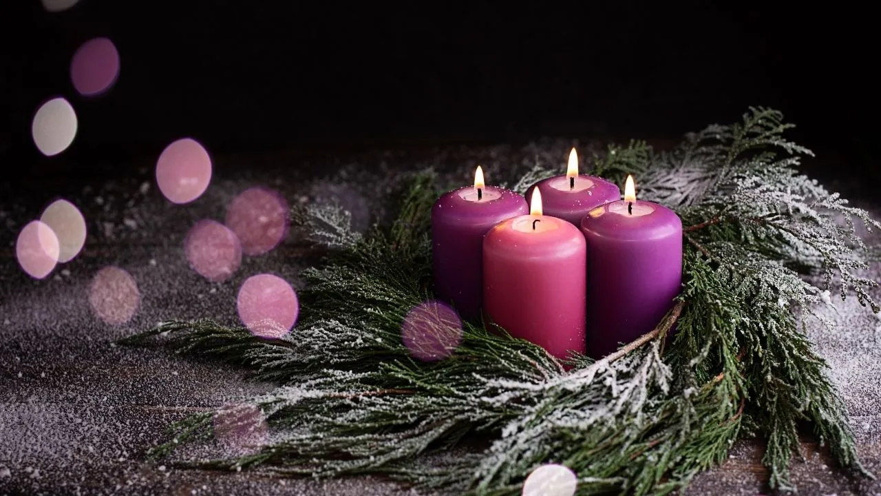 Vianočné tradície v Rakúsku – adventný veniec so štyrmi sviecami symbolizuje očakávanie Vianoc