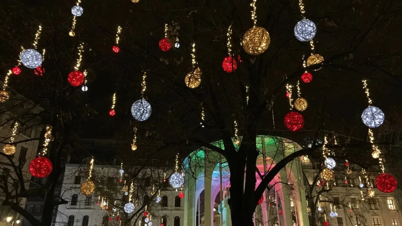 Vianočné trhy v Budapešti – Vörösmarty tér plný svetiel, vôní a maďarských tradícií