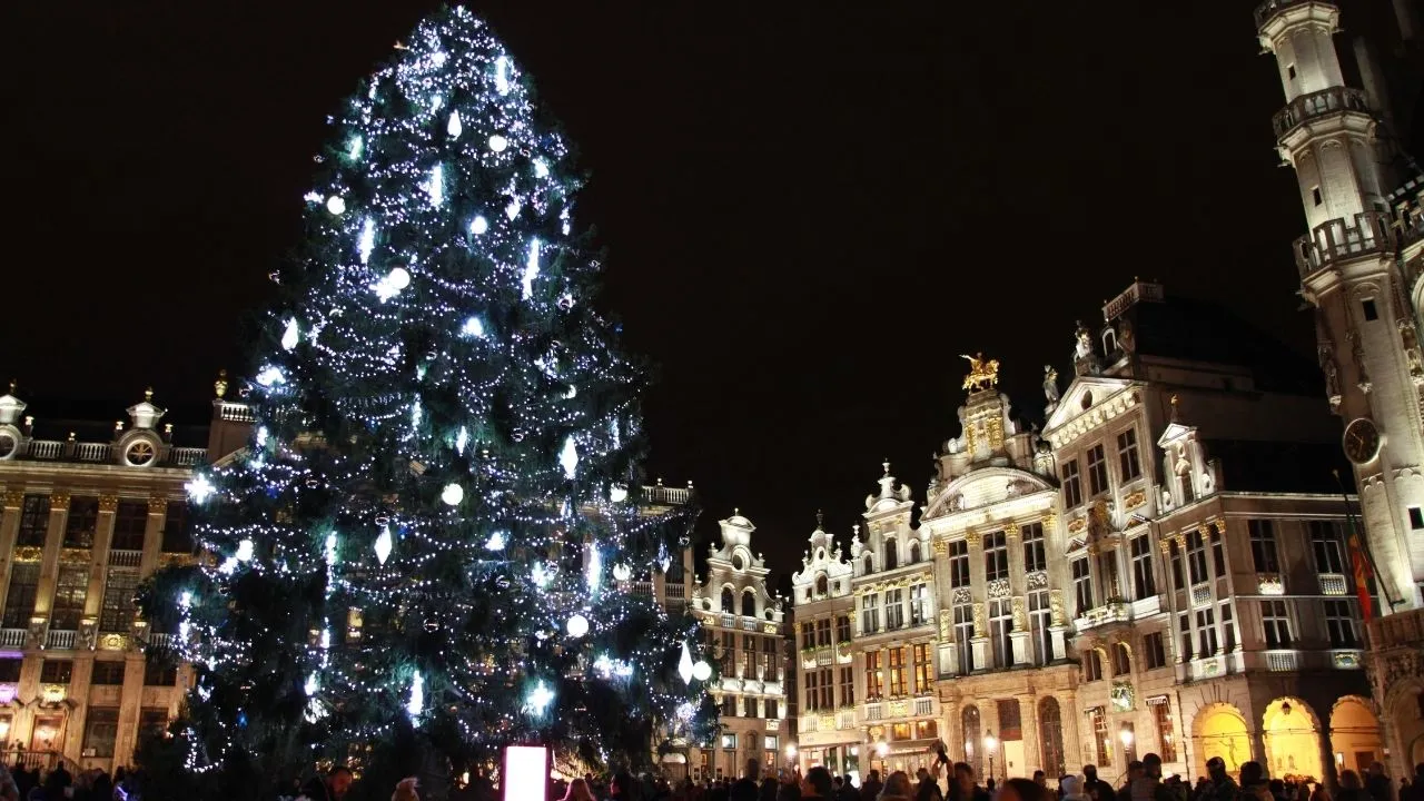 Vianočné trhy v Bruseli – Grand-Place žiariaca vianočnými svetlami a tradíciami Belgicka