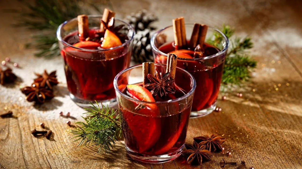 Aromatické varené víno s pomarančom, škoricou a anízom, ktoré sa často podáva počas Vianoc alebo v chladných dňoch.