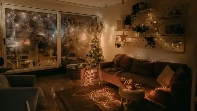 Vianočné dekorácie 2025: trendy farby a materiály