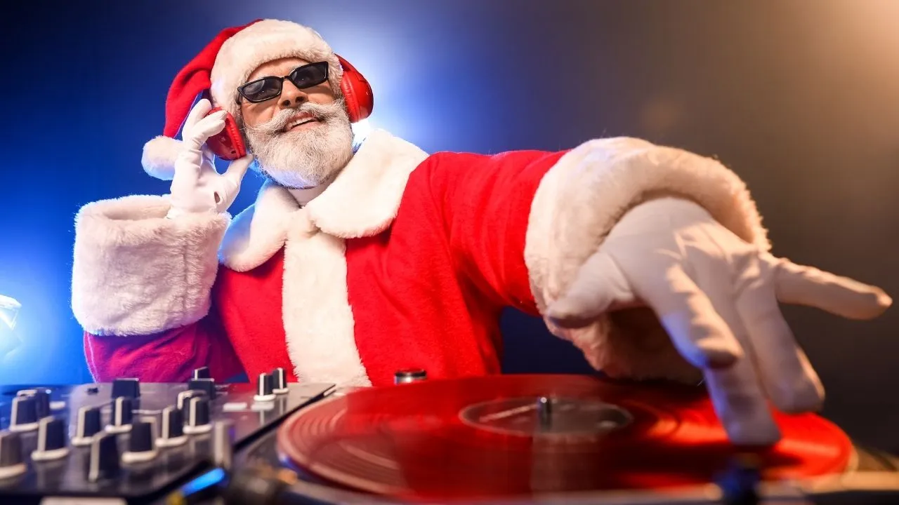 Santa má tento rok novú misiu – roztočiť to za mixpultom a priniesť Vianoce v rytme hitov