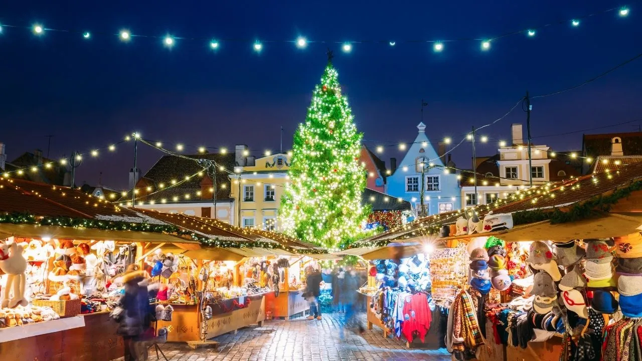 Vánoční trhy v Tallinnu – Raekoja plats jako pohádkové srdce estonských Vánoc