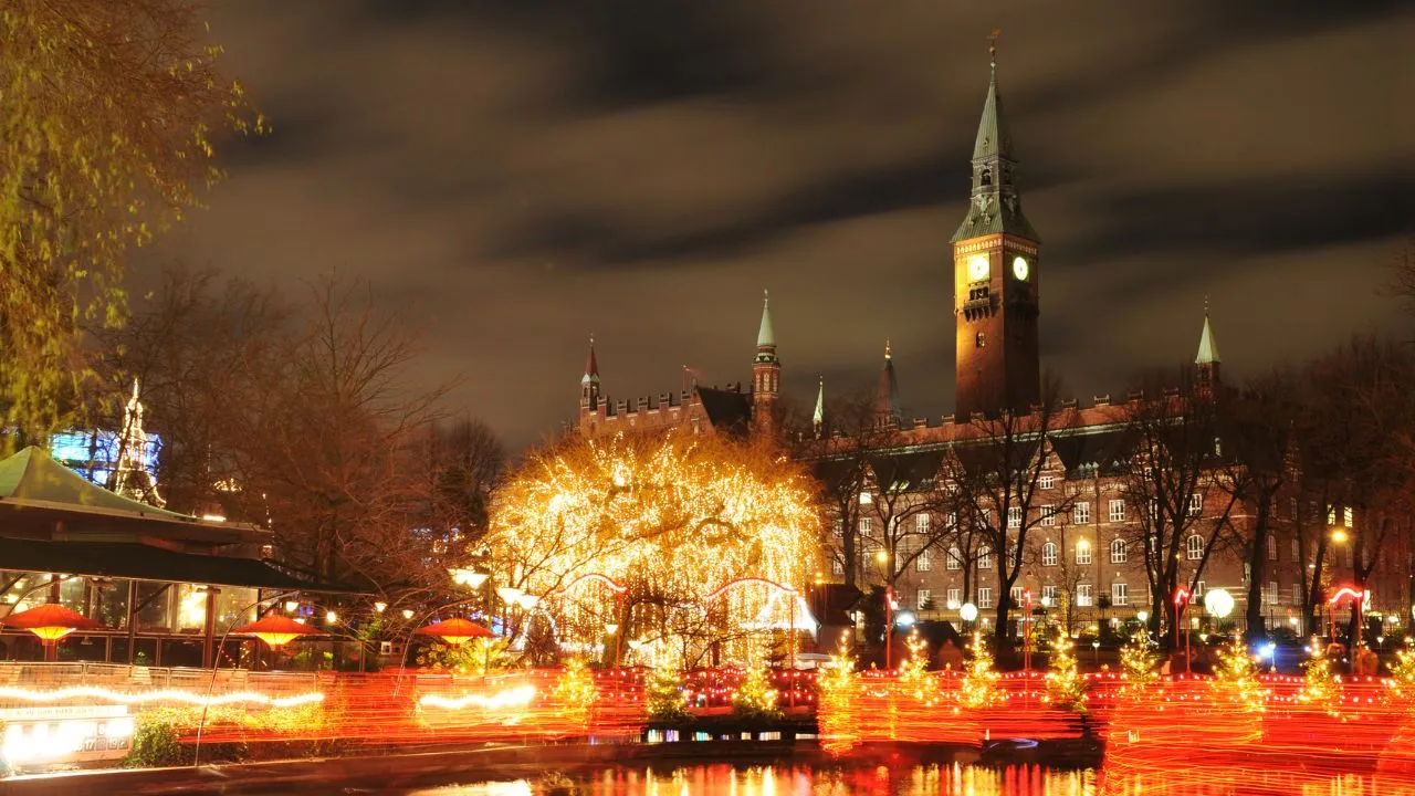 Noční pohled na vánočně osvětlenou Kodaň