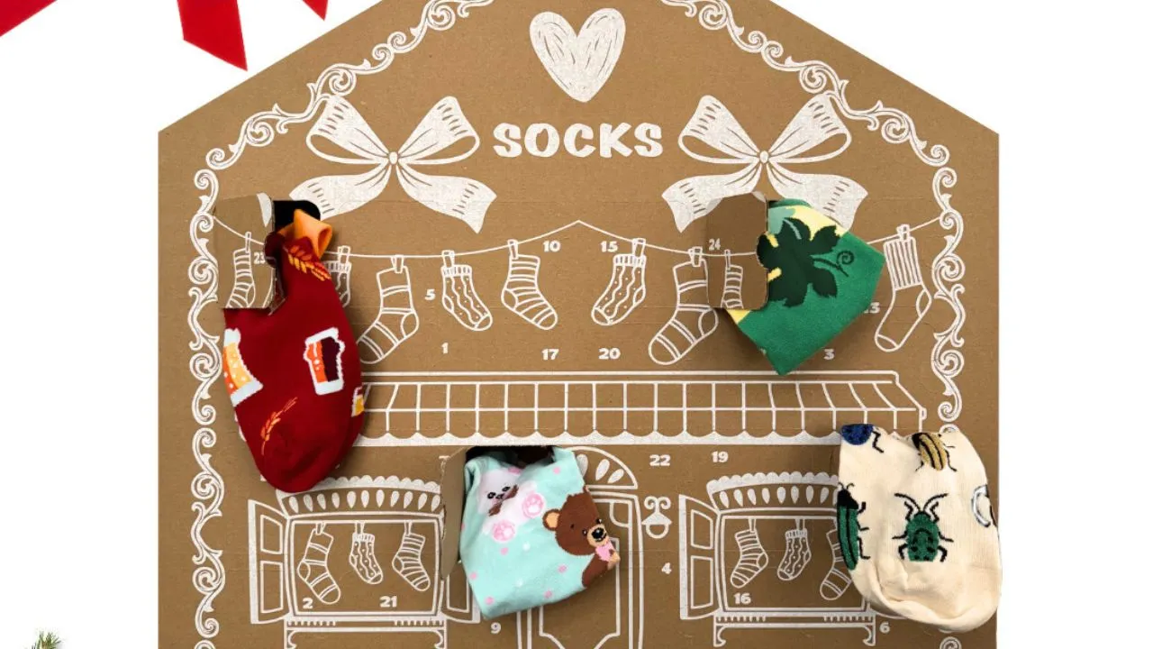 Originálním dárkem mohou být i ponožkové kalendáře, které každý den vykouzlí úsměv a barevné překvapení zdroj: Trenyrkarna.cz
