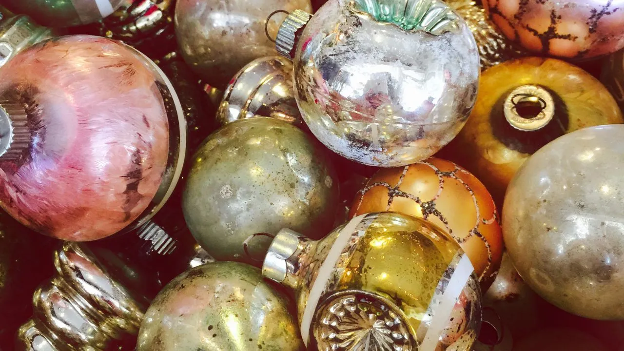 Kouzlo starých vánočních ozdob vrací do času, kdy svátky měly duši i lesk minulosti