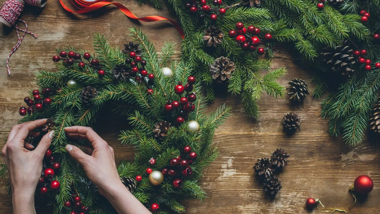 Vôňa ihličia a lesku vianočných ozdôb prináša do domova pokoj aj očakávanie sviatkov