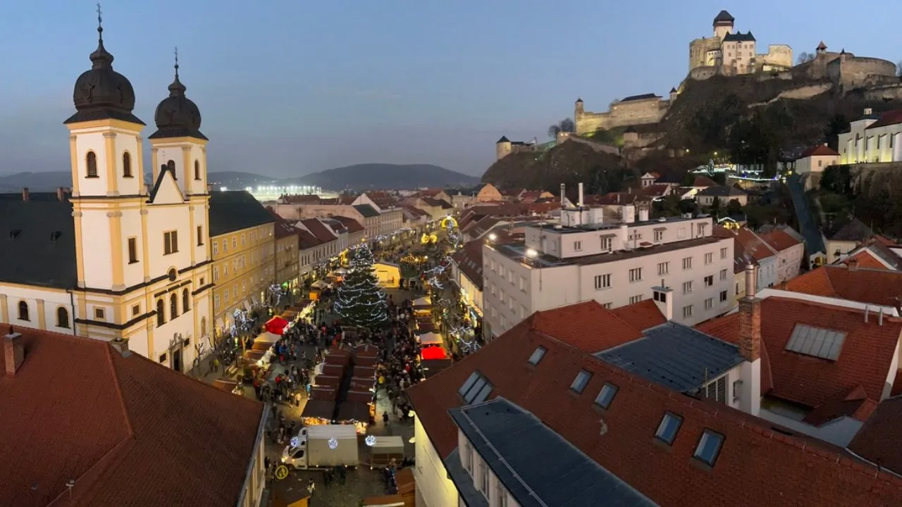 Vianočný Trenčín očarí svetlami aj výhľadom na hrad, keď sa Mierové námestie premení na rozprávku