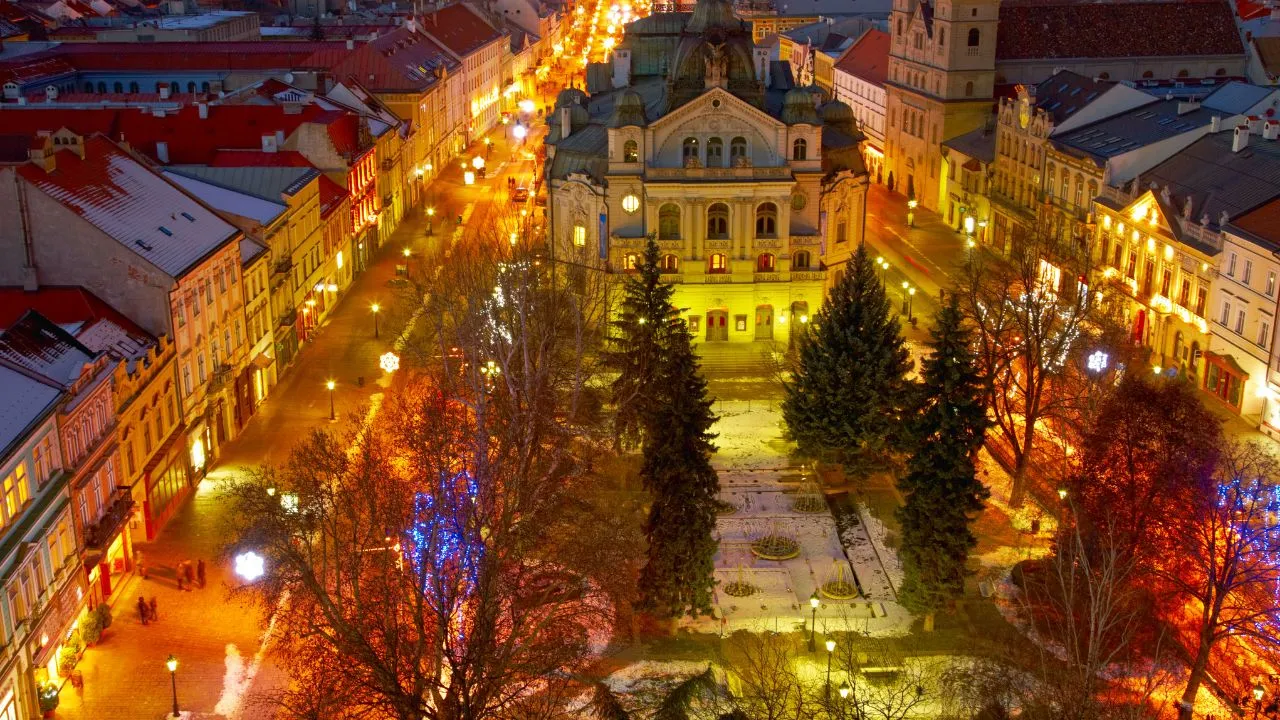 Košice žiaria sviatočným leskom, keď sa centrum mesta oblečie do vianočných farieb a svetiel