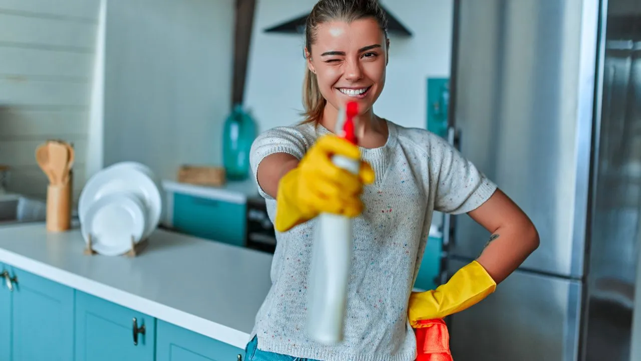 Začnite s jednou miestnosťou naraz a postupujte zhora nadol – uvidíte, ako sa poriadok dostaví rýchlejšie aj s úsmevom